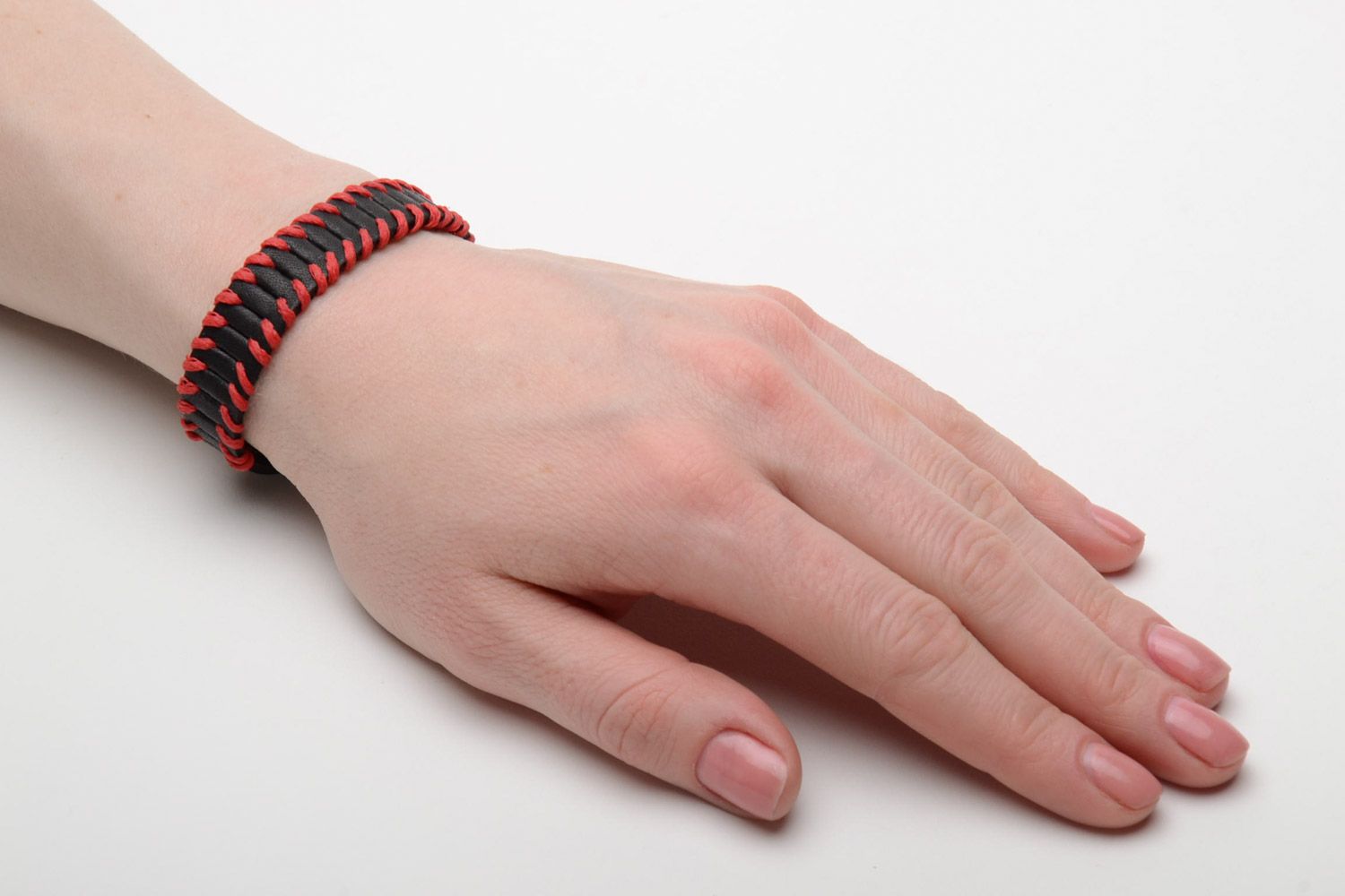 Bracelet en vrai cuir original noir rouge avec boutons-pression fait main photo 2