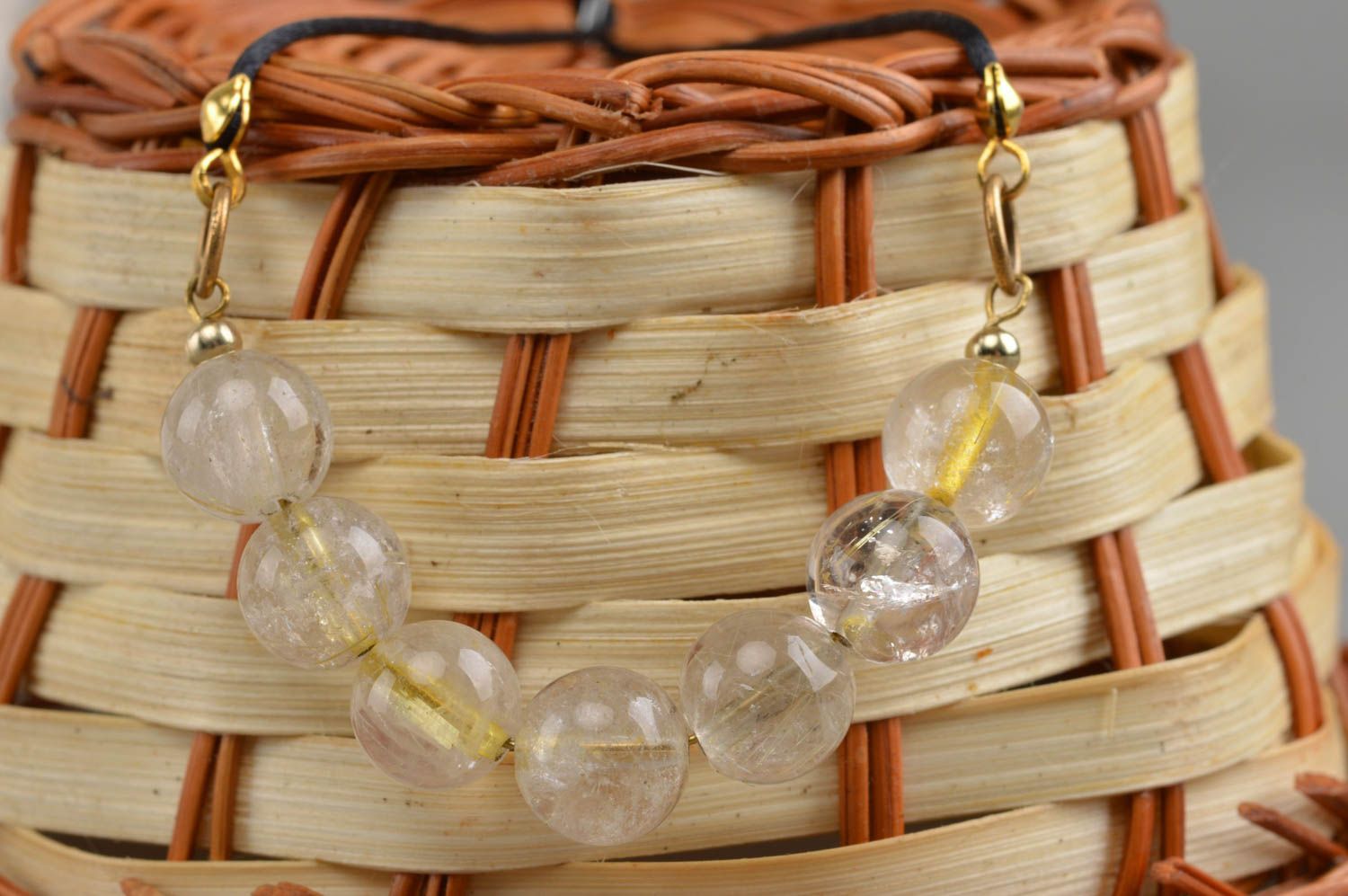 Collier en perles de quartz transparentes sur cordon fait main élégant photo 1