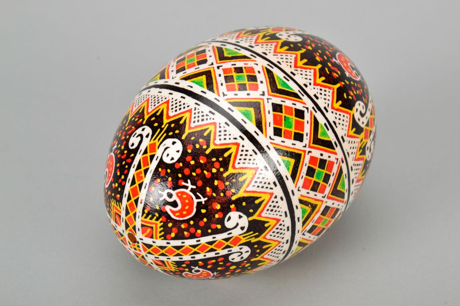 Oeuf de Pâques décoratif fait main original avec bel ornement ethnique photo 4