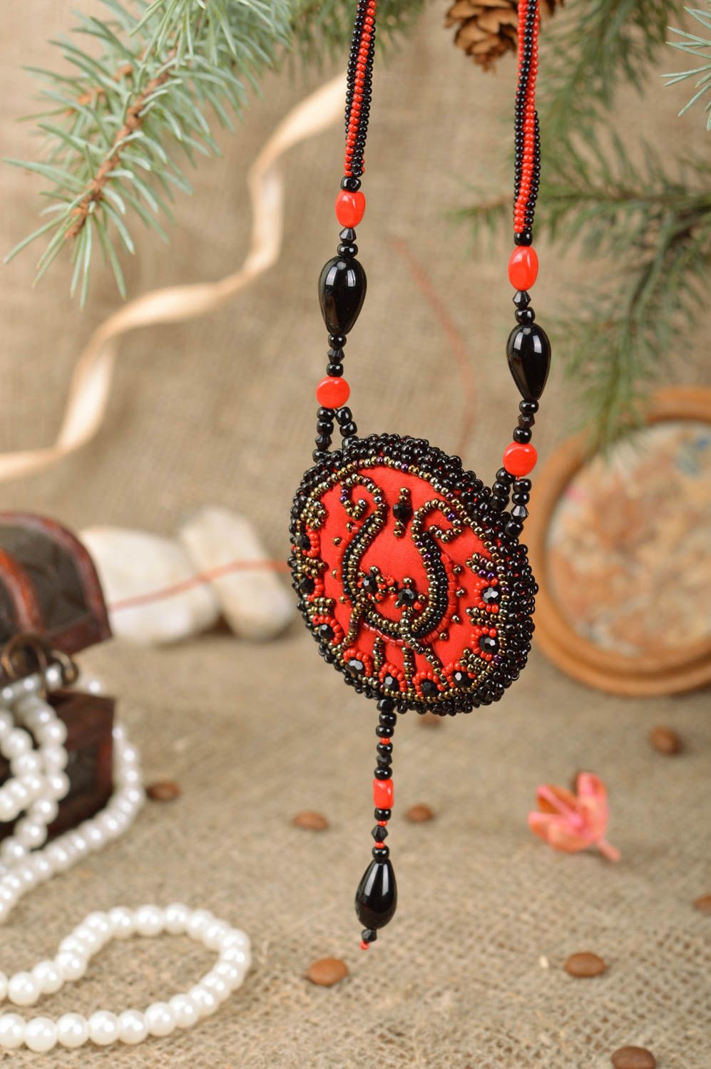 Collier rouge noir en perles de rocaille avec pendentif rond fait main original photo 5