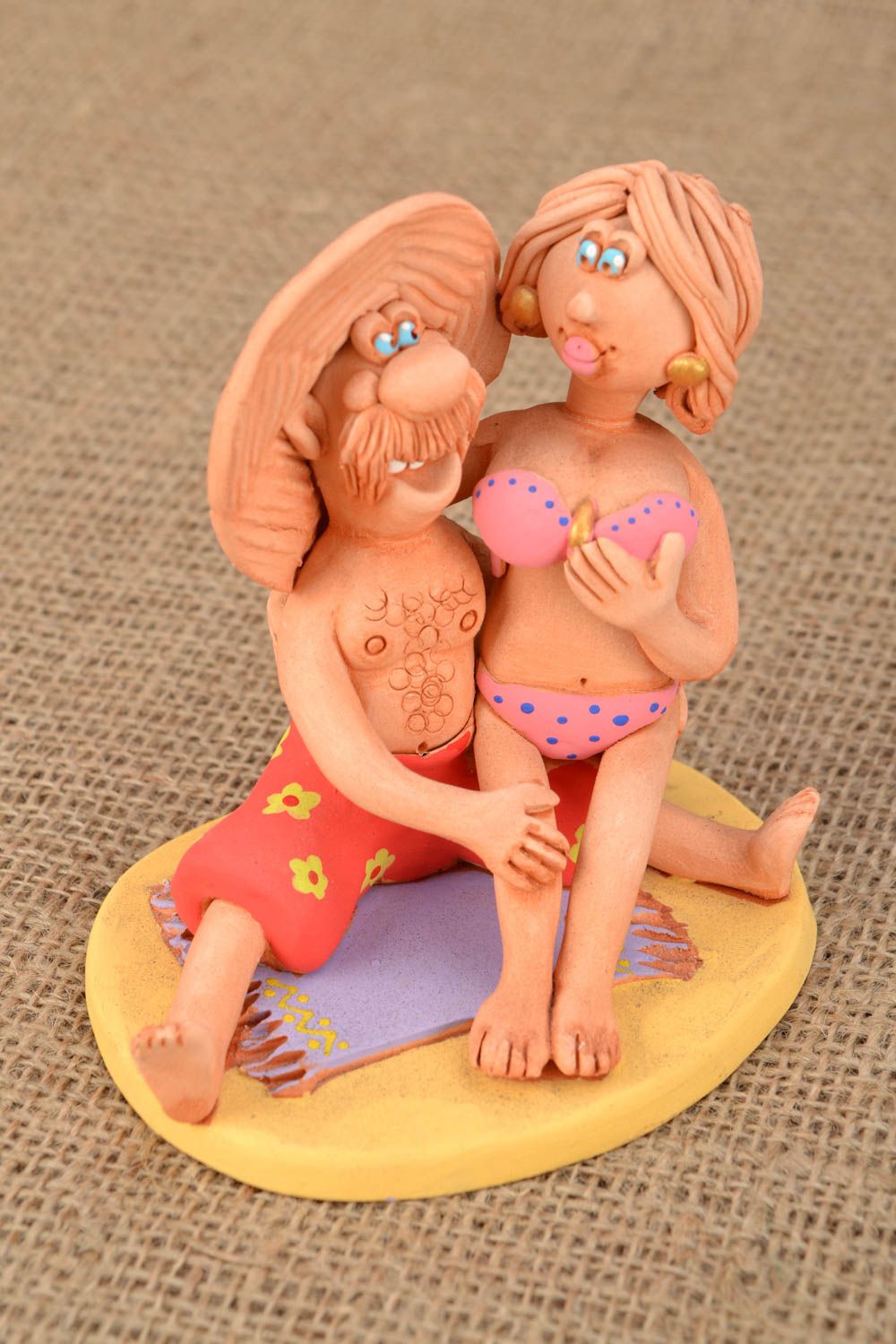 Figurine céramique Couple d'amoureux sur sable faite main photo 1
