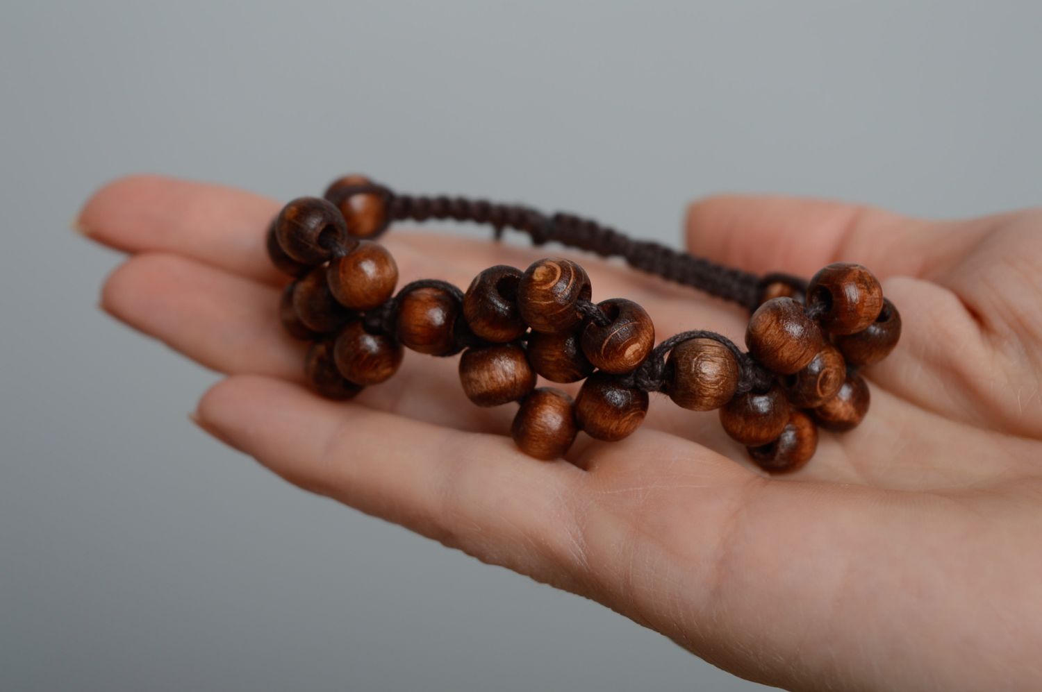 Плетеный браслет макраме из деревянных бусин и вощеного шнурка оригинальный фото 3