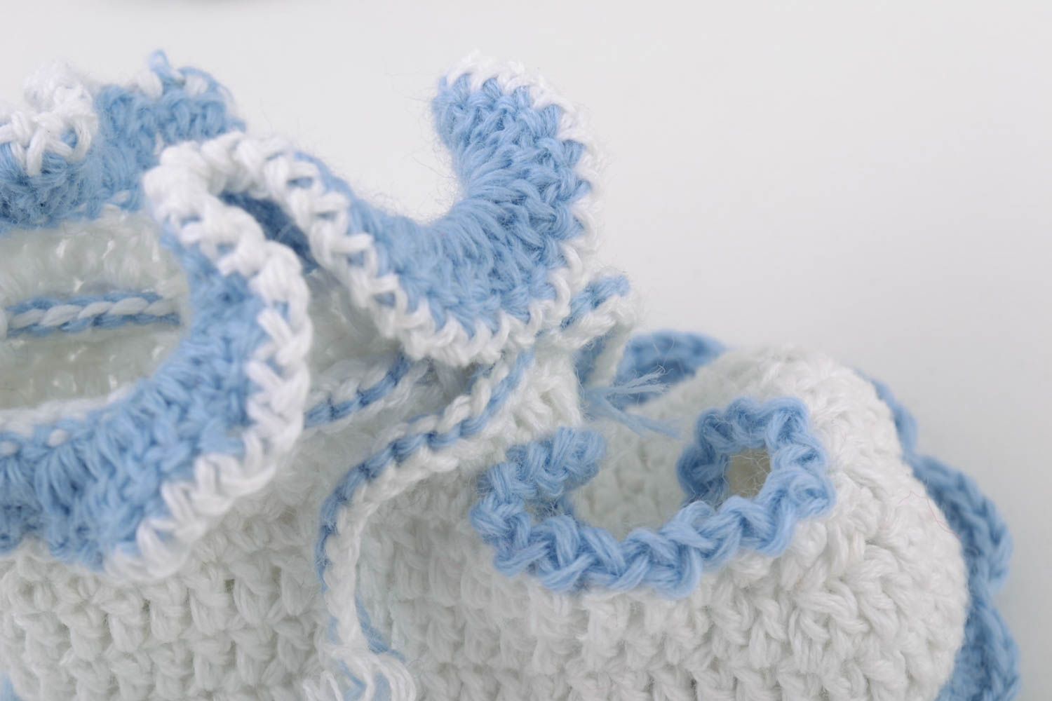 Patucos de bebé tejidos artesanales ligeros bonitos estilosos blancos con azul foto 5
