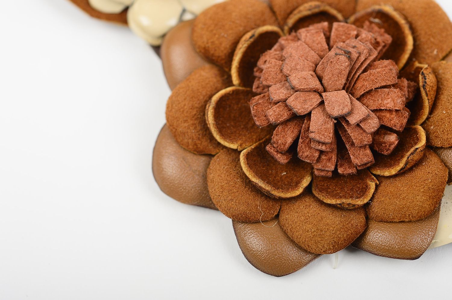 Collier cuir Bijou fait main avec fleurs brunes design stylé Cadeau femme photo 4