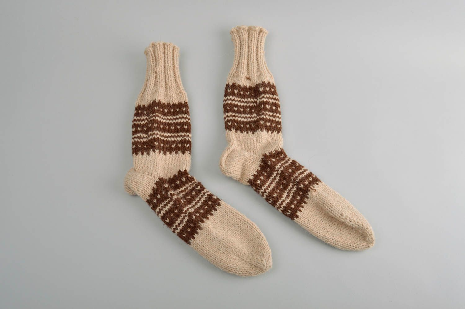 Носки ручной работы зимний аксессуар бежевый с коричневым шерстяные носки фото 2