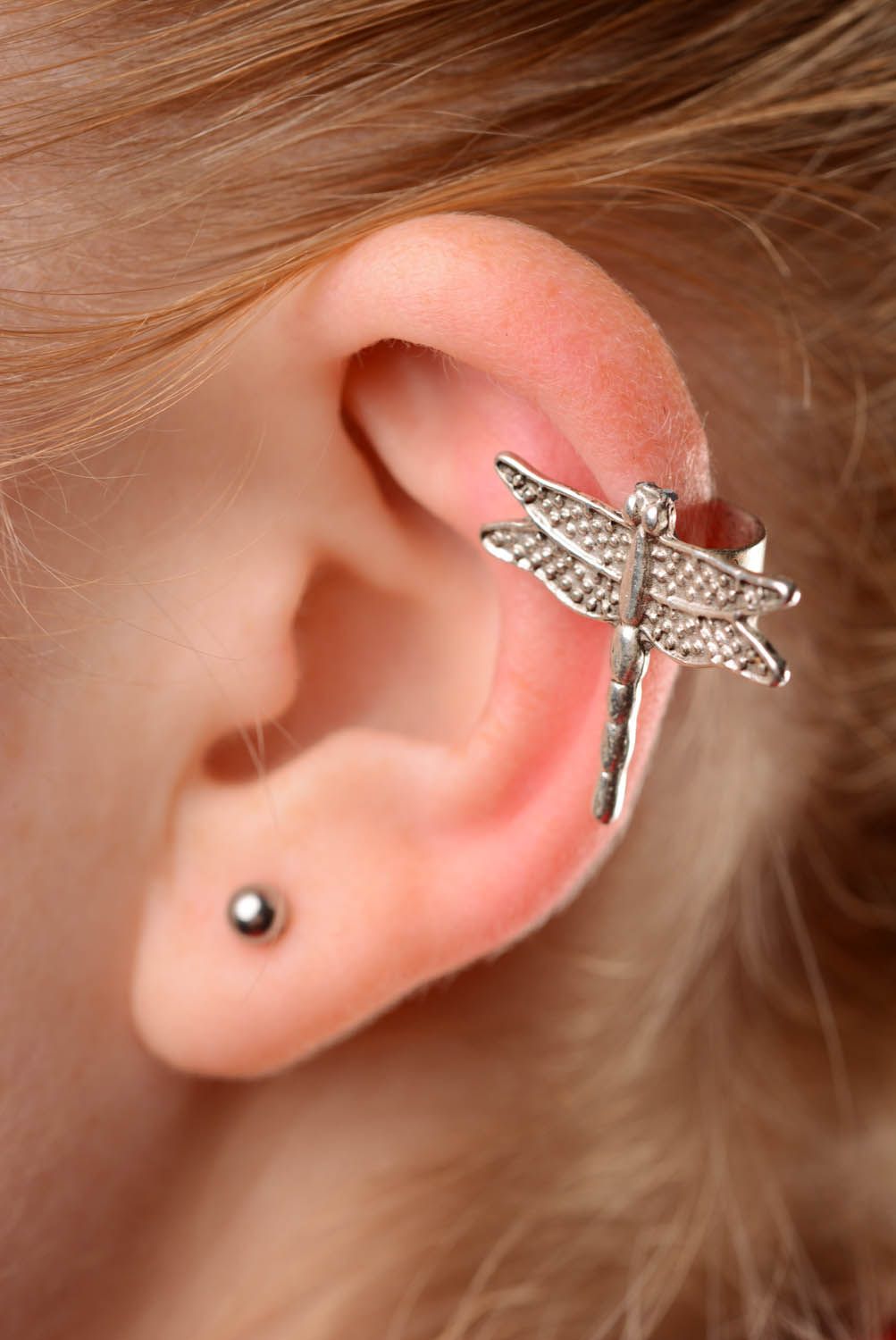 Ear cuff hecho a mano “Libélula” foto 3
