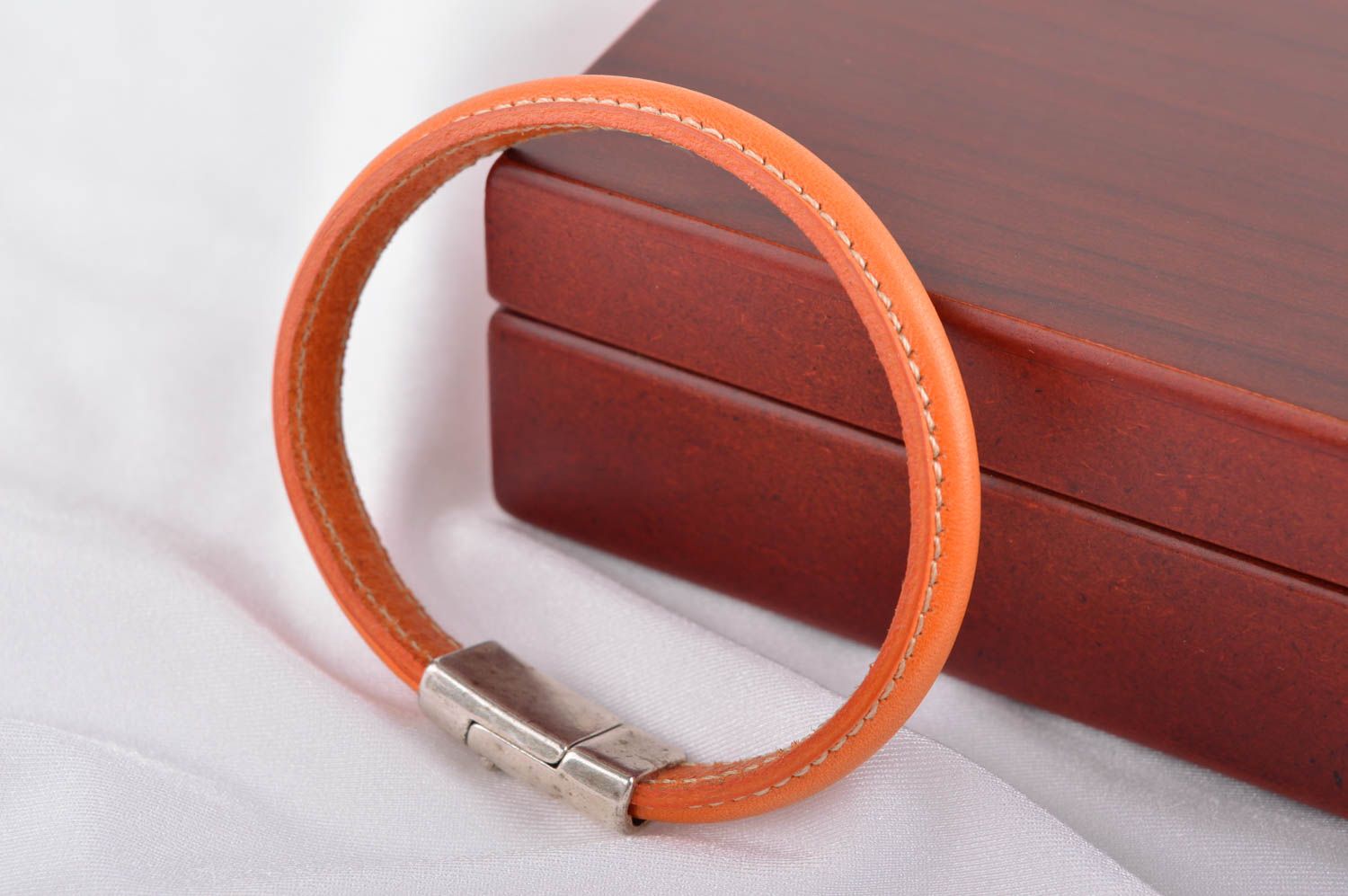 Браслет ручной работы браслет на руку кожаный браслет оранжевый стильный фото 1