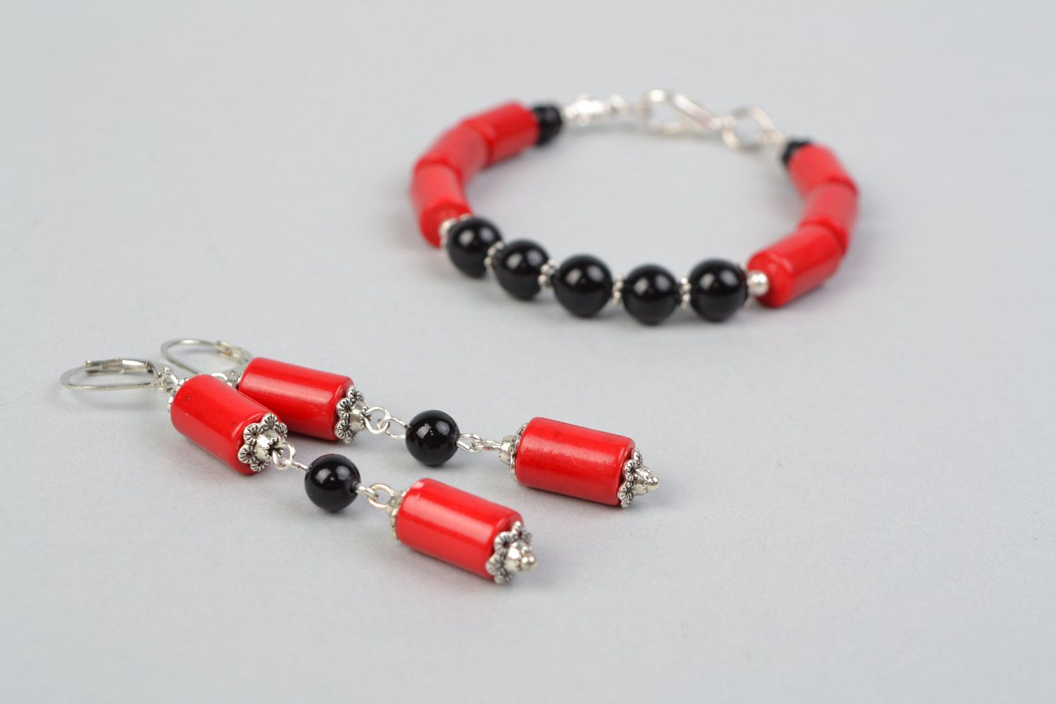 Ensemble de bracelet et boucles d'oreilles rouge et noir en pierres fait main photo 3