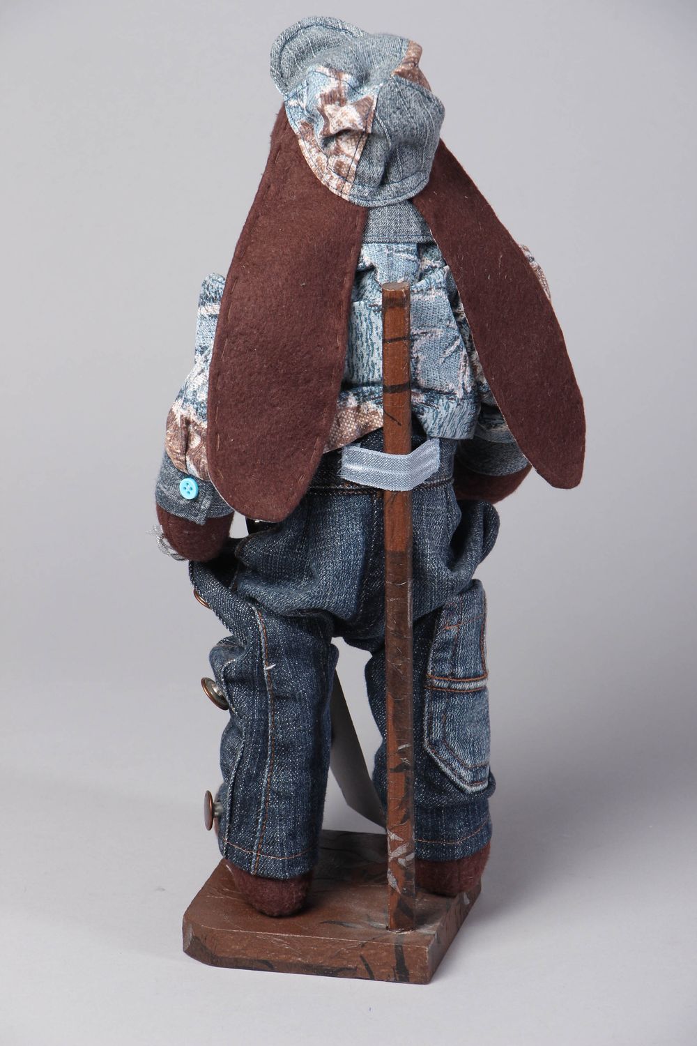 Мягкая кукла на подставке текстильная Заяц в джинсовом костюме фото 3