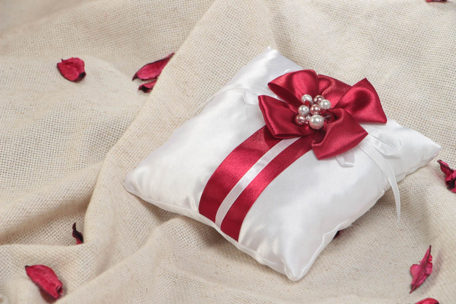 Weißes Ringkissen handgemacht mit roter Blume aus Atlasstoff Hochzeit Accessoire foto 1