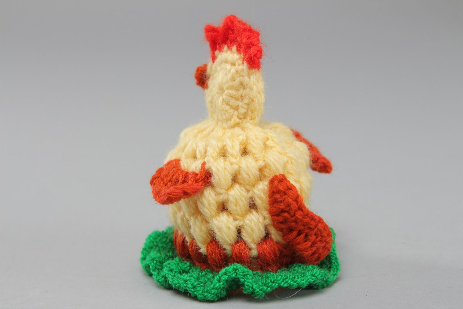 Poupée poule de Pâques faite main tricotée au crochet en laine et acrylique photo 2