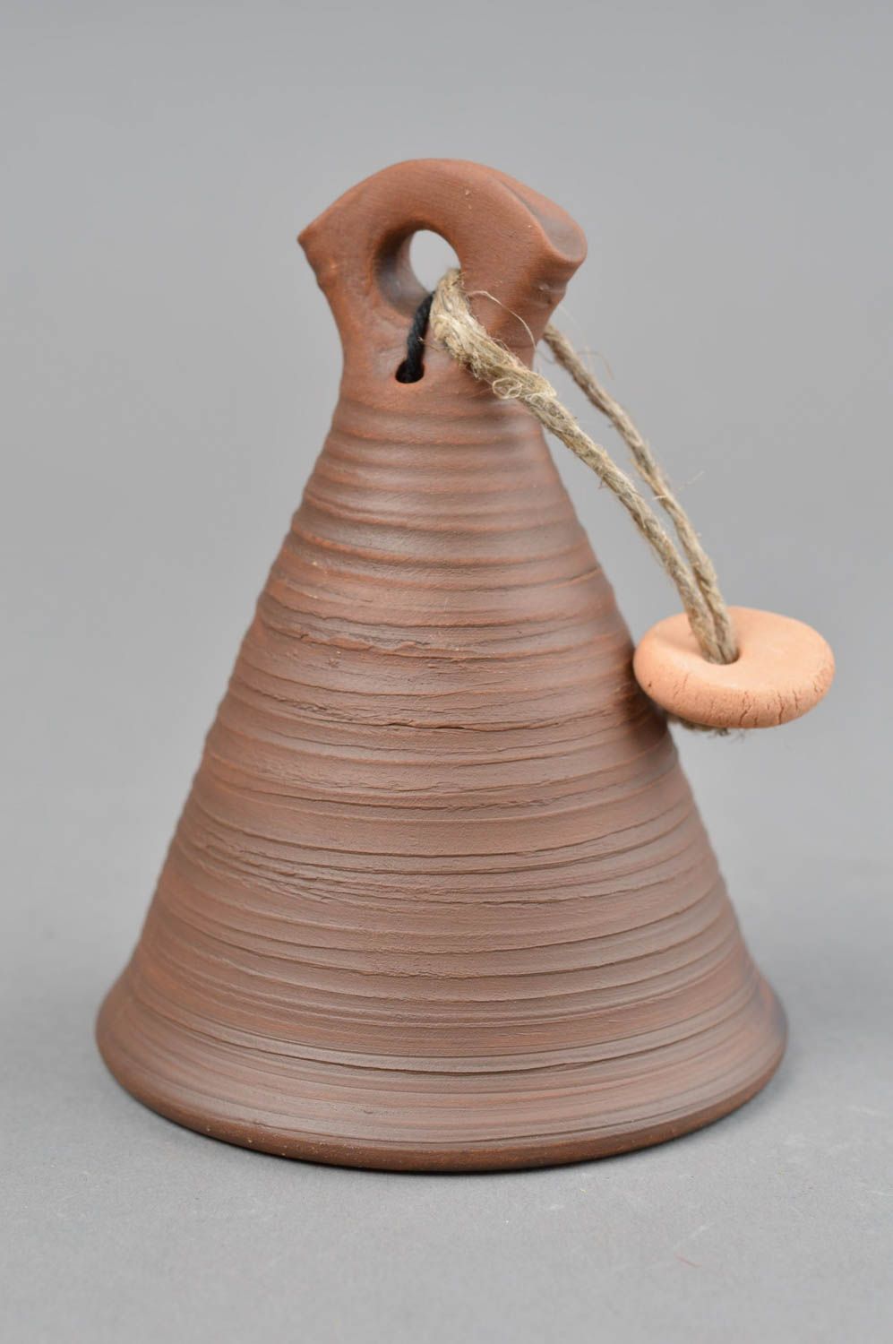 Keramisches handgemachtes Glöckchen aus Ton in Form für Interieur auf Leinschnur foto 2