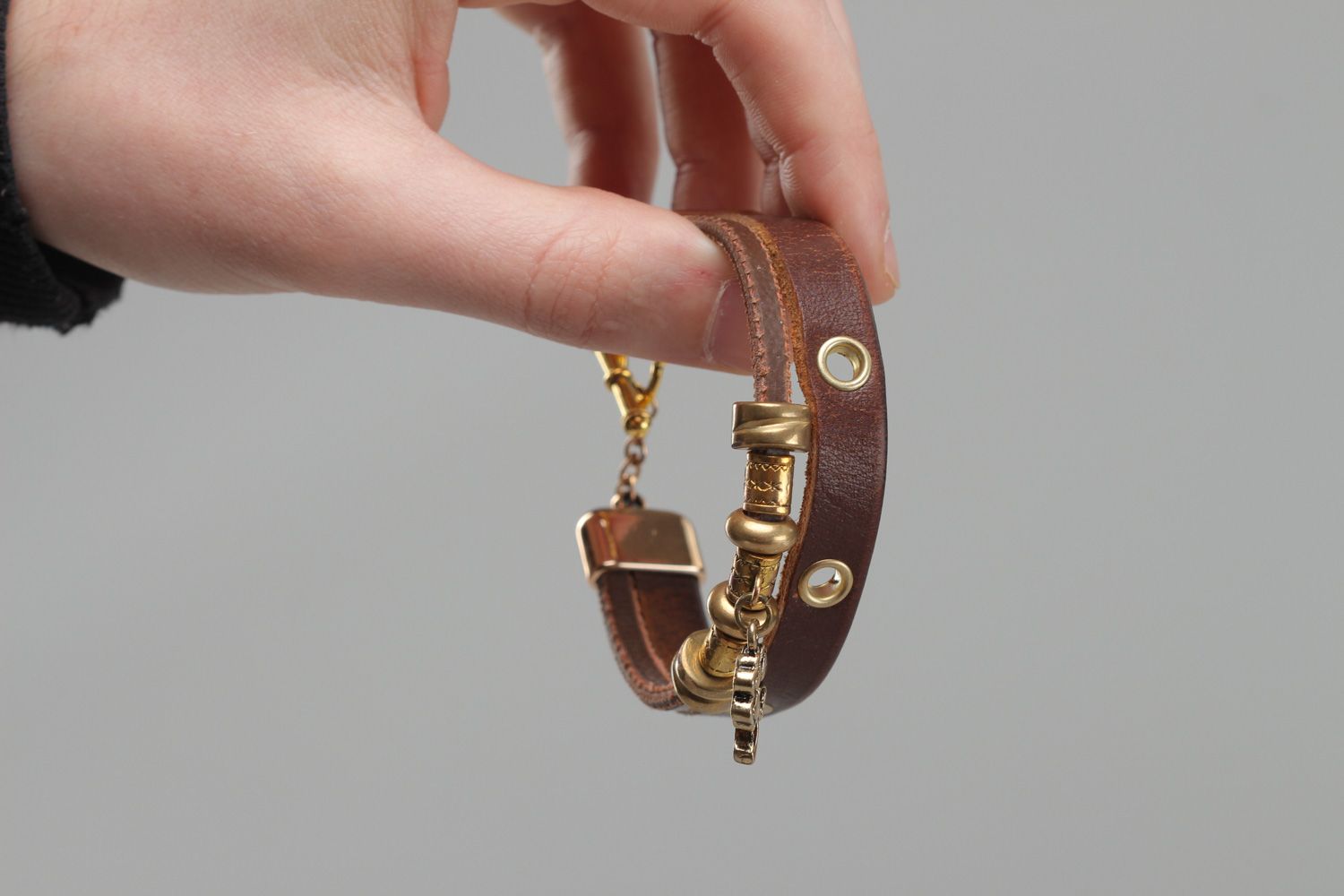 Bracelet en cuir naturel fait main original brun avec pendentif en métal Trèfle photo 5