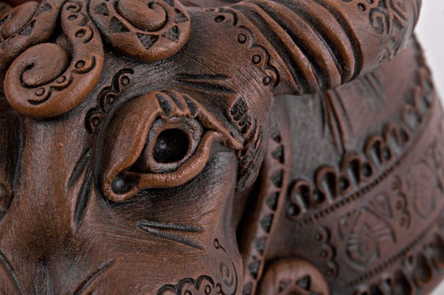 Campanello d'autore in ceramica fatto a mano a forma di toro grande marrone
 foto 3
