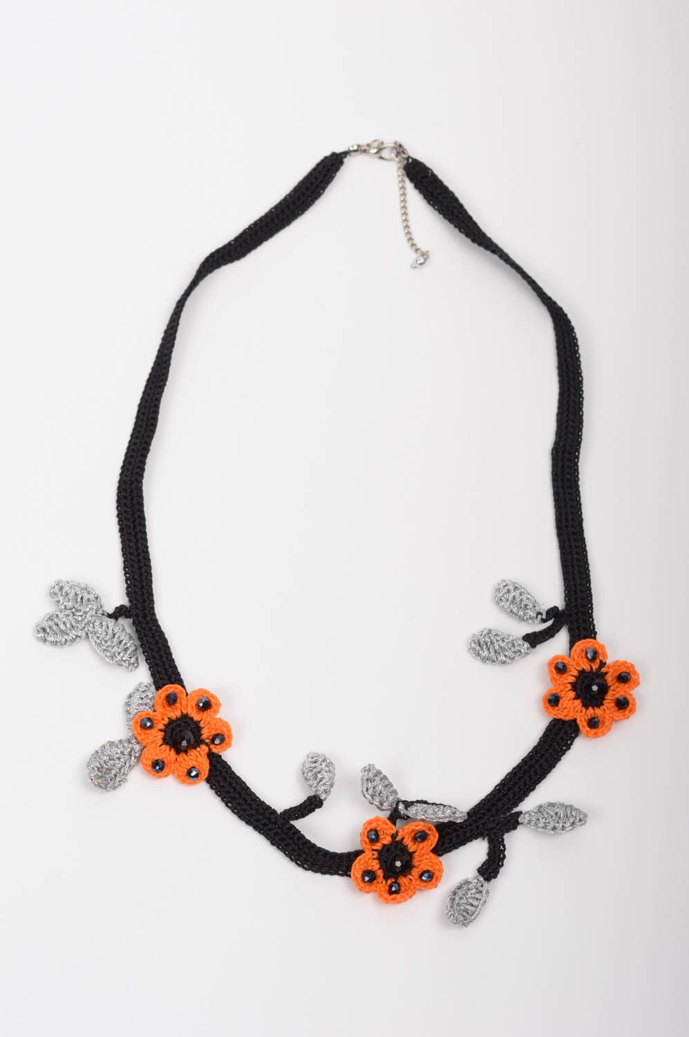 Collier tricoté fait main Bijou textile noir avec fleurs Accessoire femme photo 1