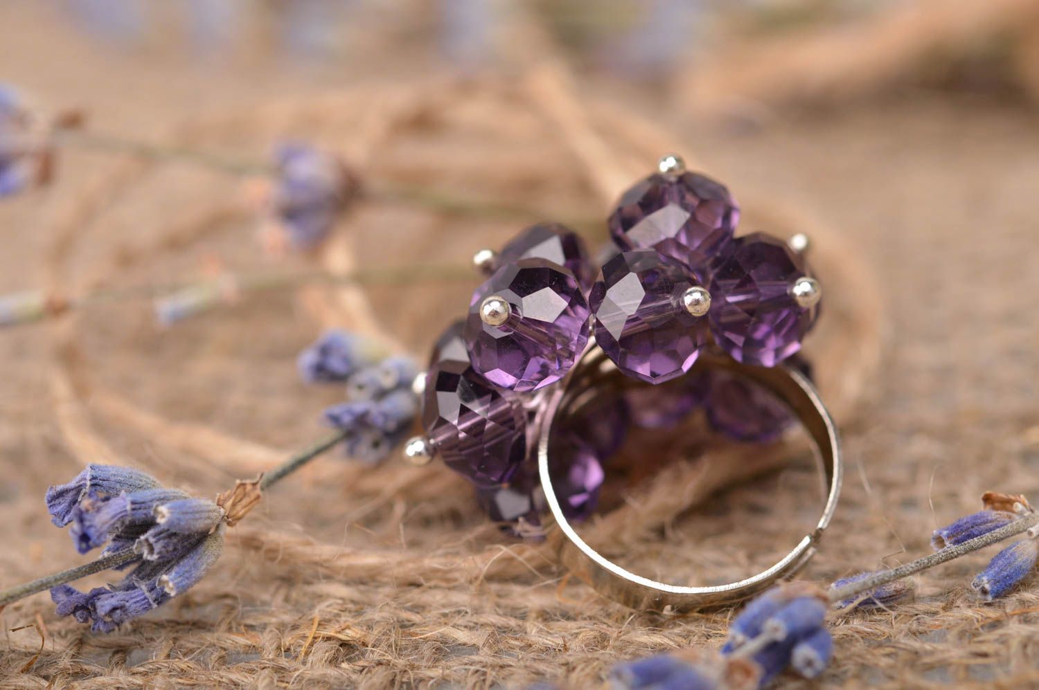 Кольцо из граненых бусин фиолетовое красивое женское нарядное ручной работы  фото 1