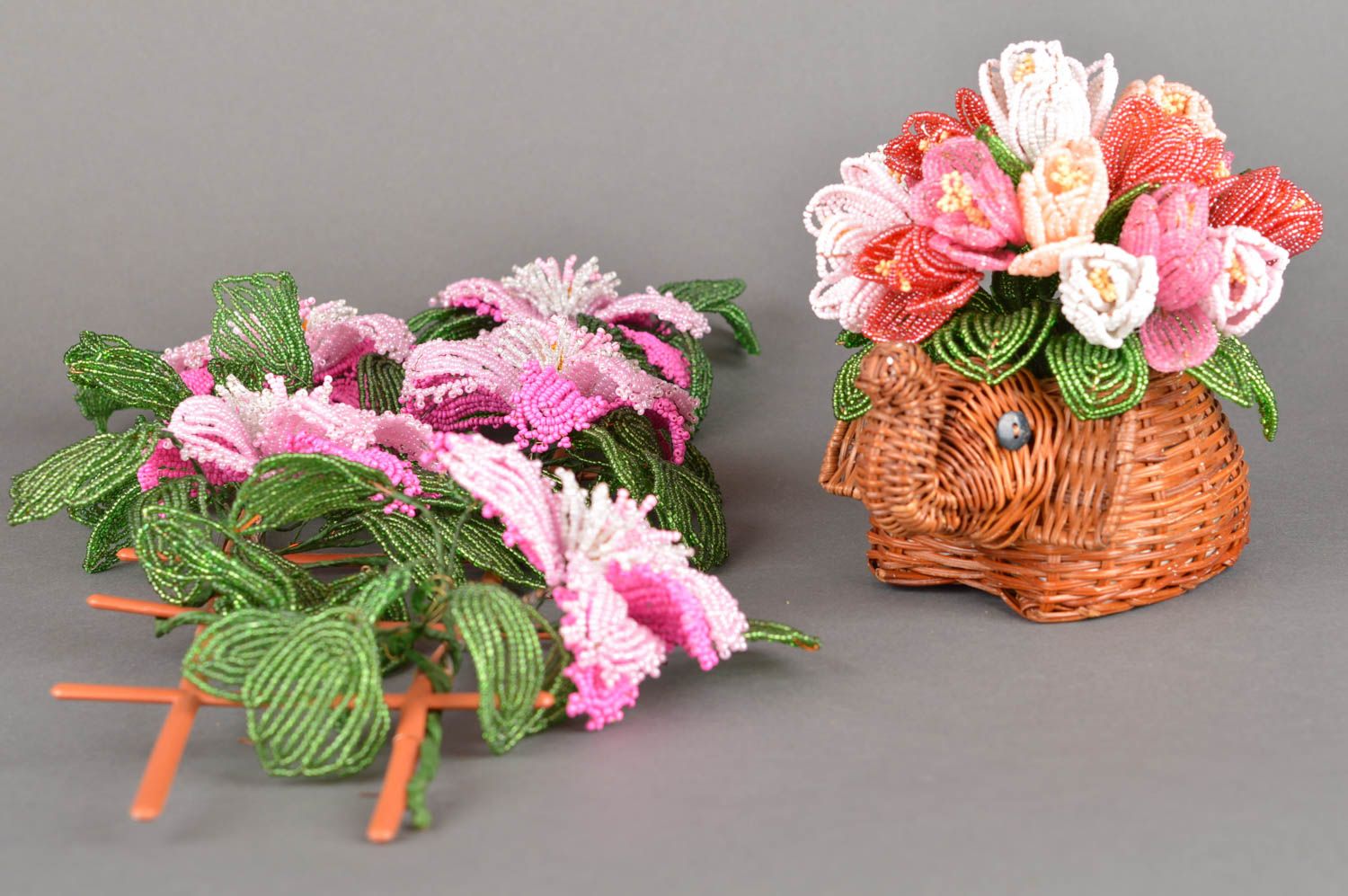 Набор декоративных элементов из 5 лилий и тюльпанов из бисера в кашпо хэнд мэйд фото 2