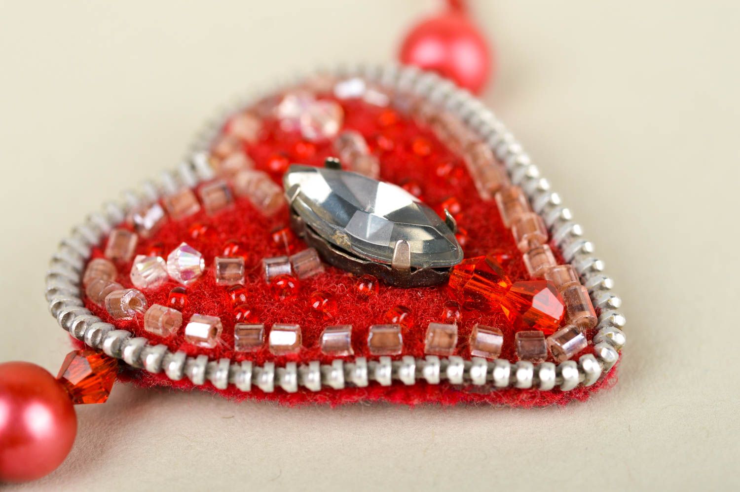 Collier en perles de rocaille Bijou fait main rouge Coeurs Accessoire femme photo 3