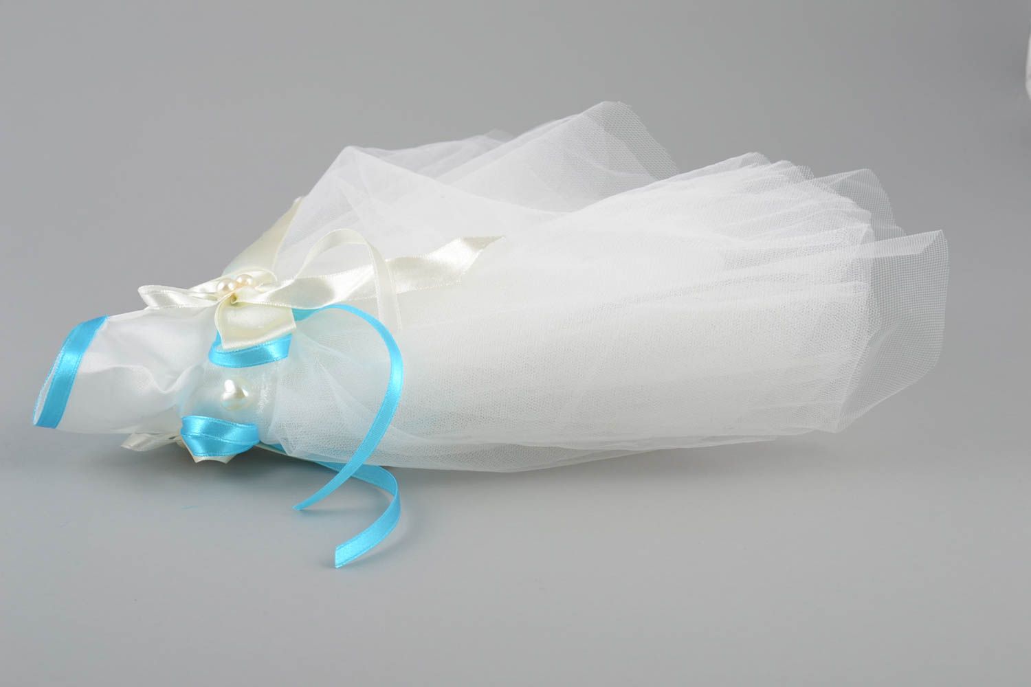 Одежда невесты на бутылку шампанского белая с голубым красивая ручной работы фото 4