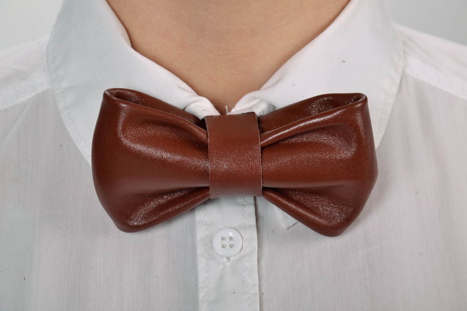 Bow tie made of natural leather photo 5