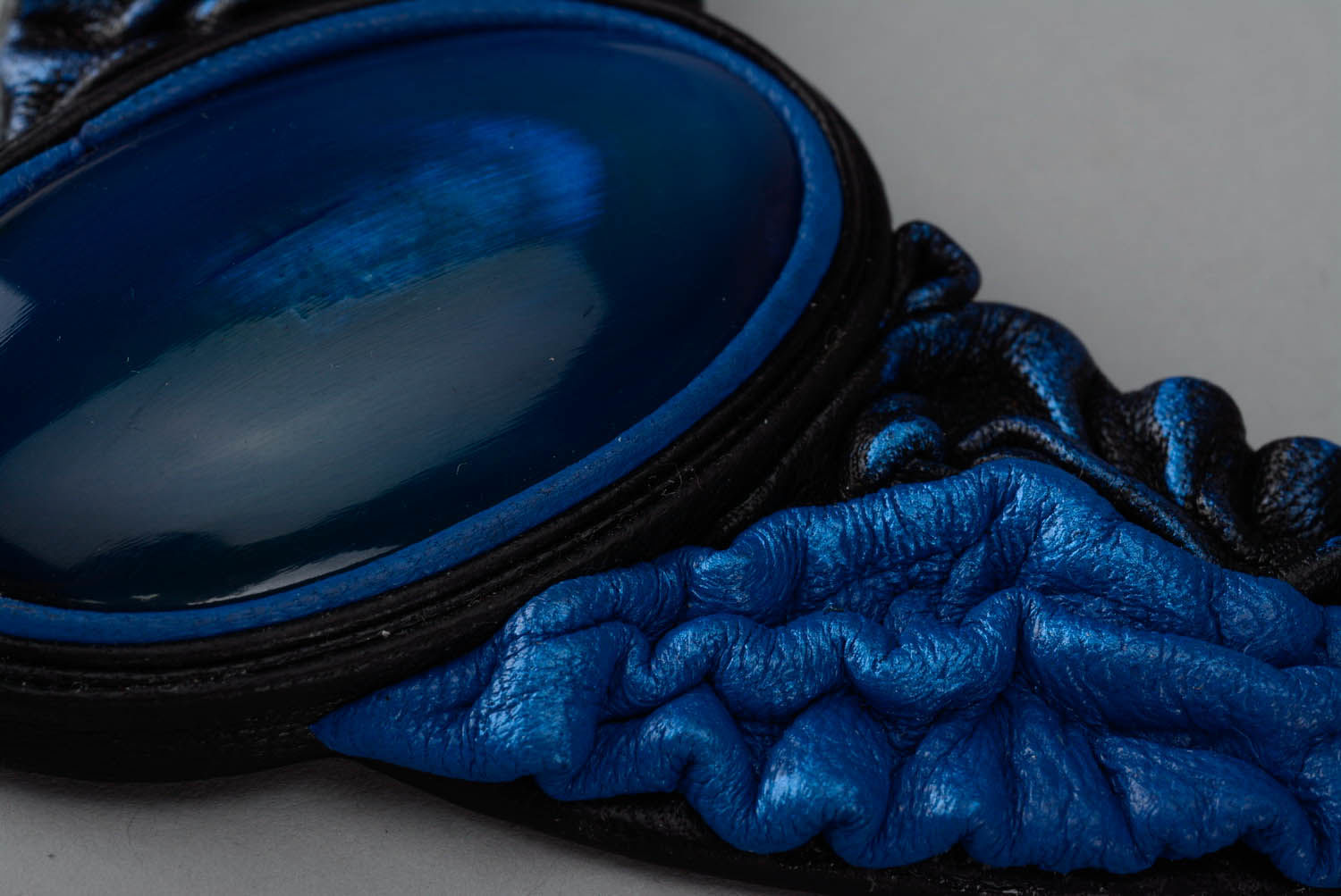 Blaues Collier aus Leder und Kuhhorn foto 1