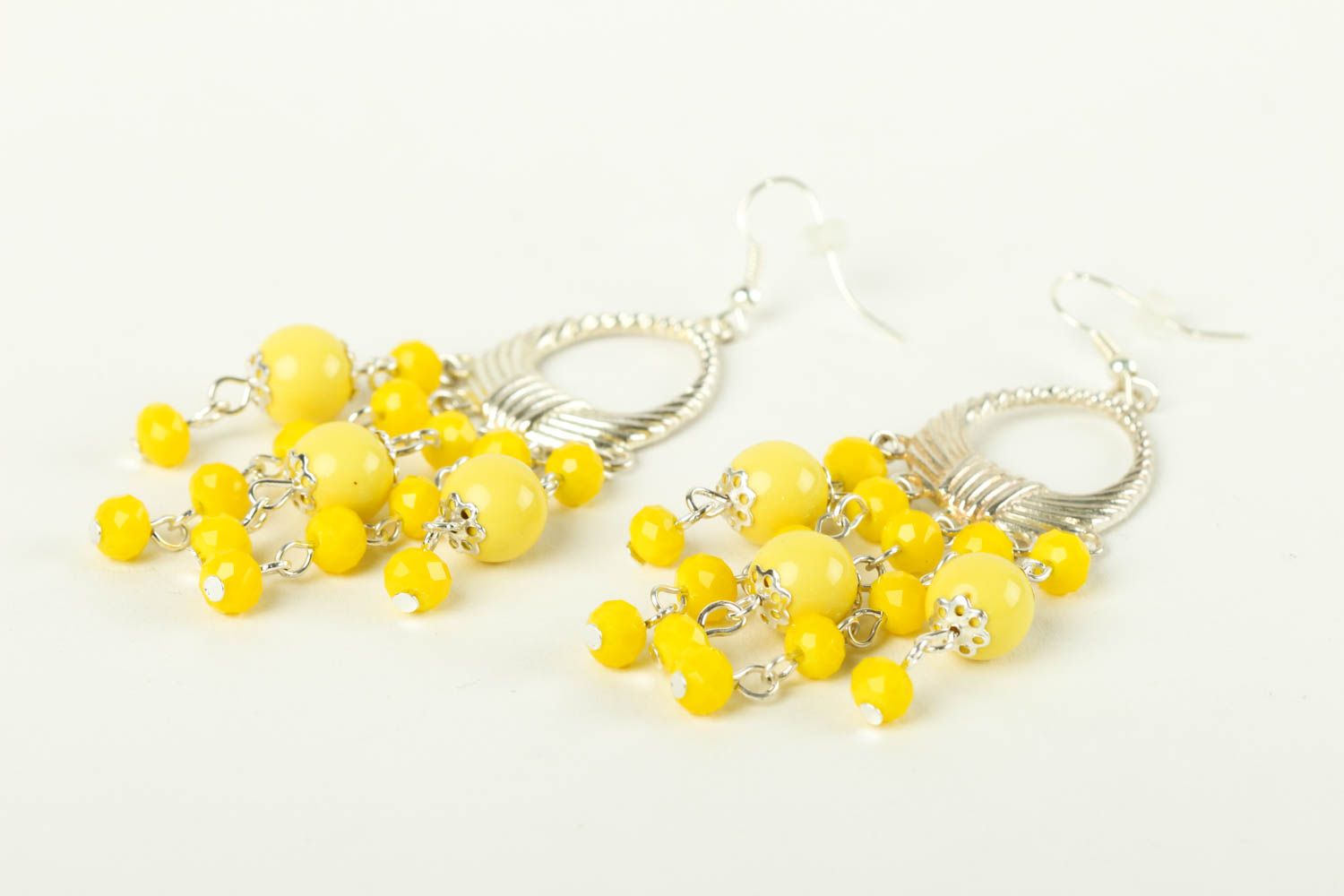 Boucles d'oreilles jaunes Bijou fait main design perles plastiques Cadeau femme photo 3