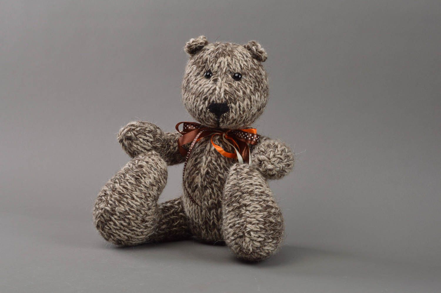 Weiches handgemachtes Stoff Kuscheltier Bär mit Schleife gestrickt in Grau foto 1