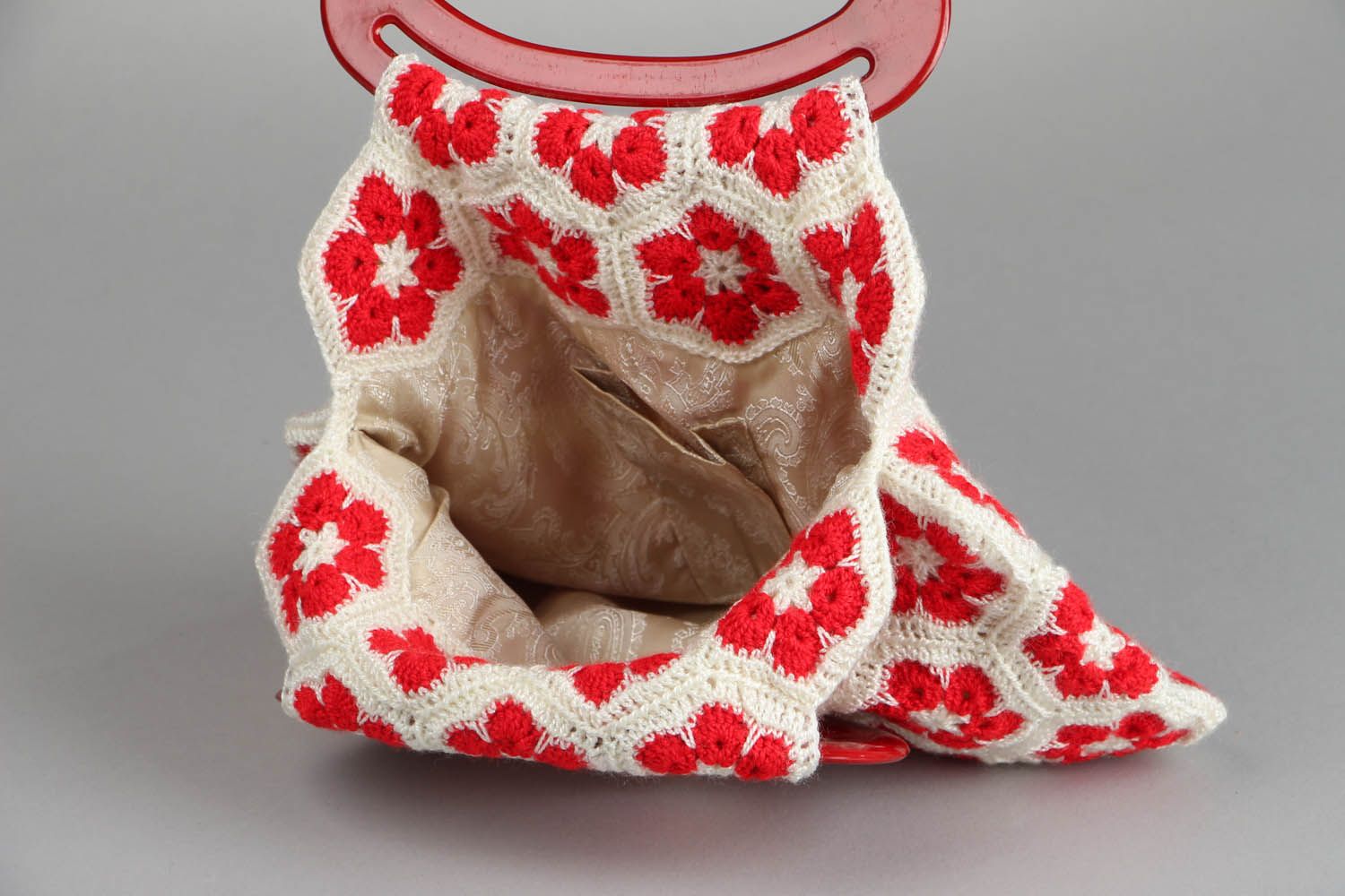 Bolsa crochet con flores rojas foto 4