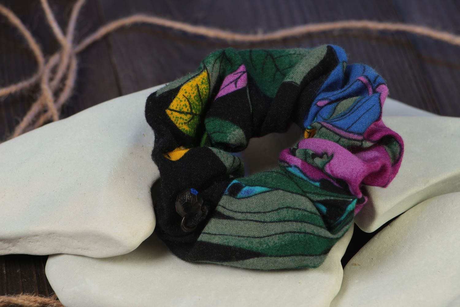 Bunter Haargummi handmade aus Stoff mit Anhänger schön stilvoll für Frauen foto 1