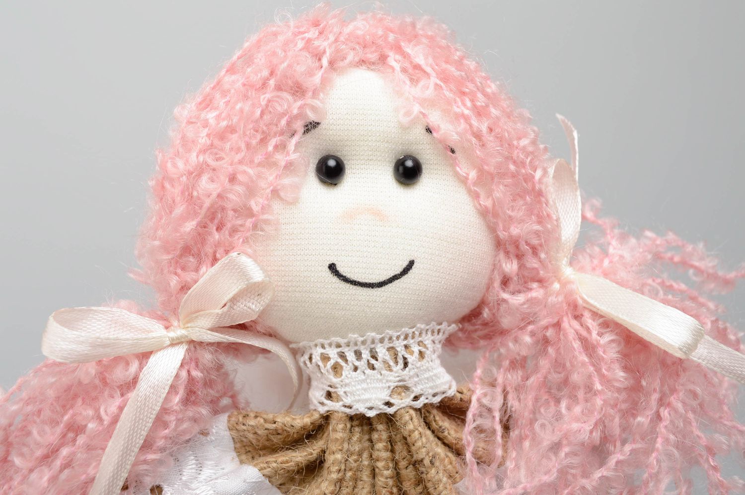 Muñeca de trapo de pelo rosado foto 2