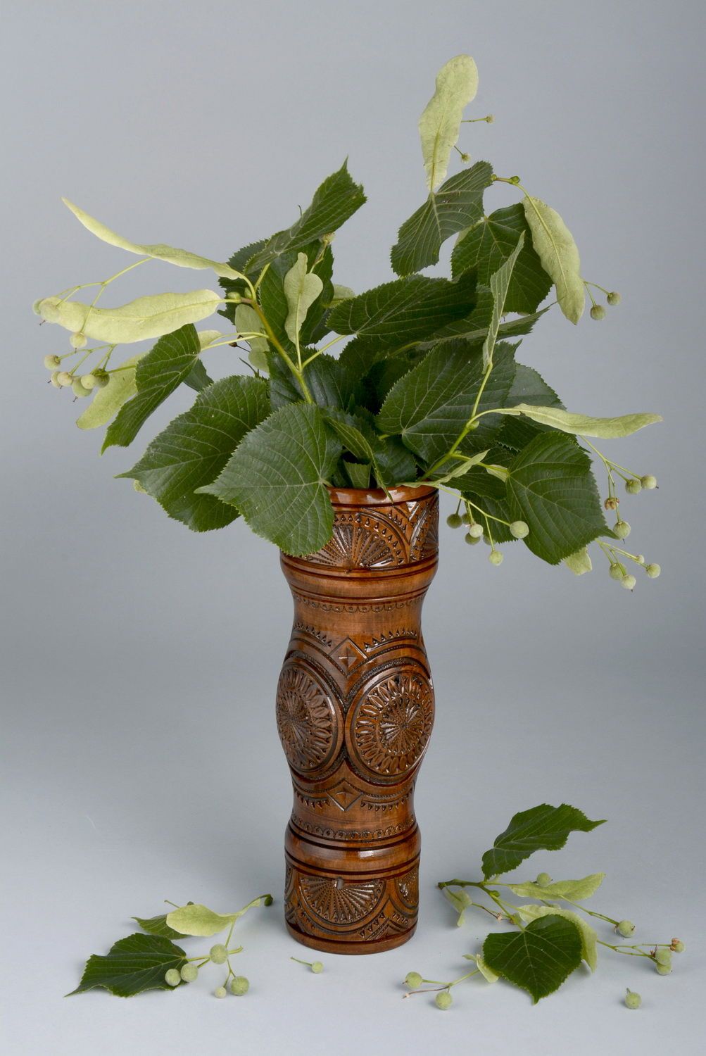 Декоративная настольная ваза из дерева фото 1