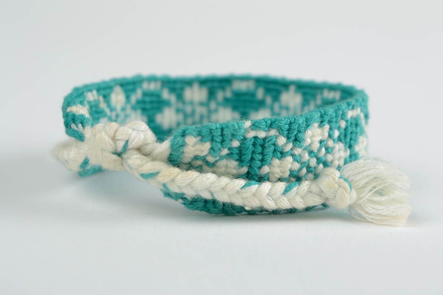 Bracelet tressé en fils technique macramé turquoise blanc fait main motif floral photo 4