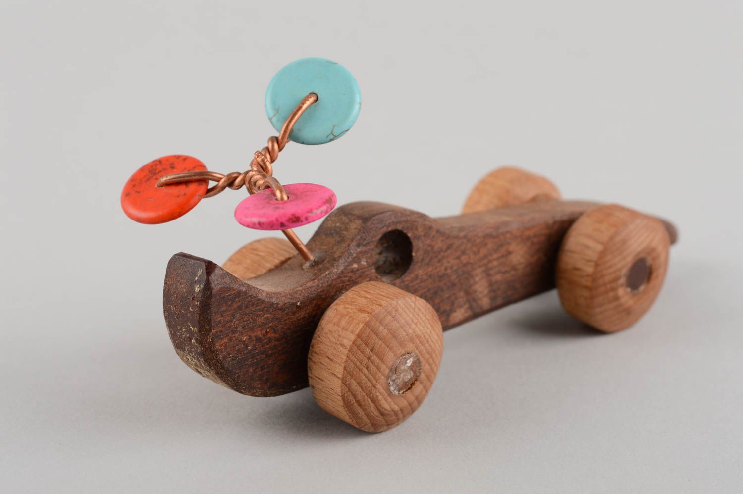 Öko reines handgemachtes originelles schönes Spielzeugauto aus Holz in Braun  foto 4