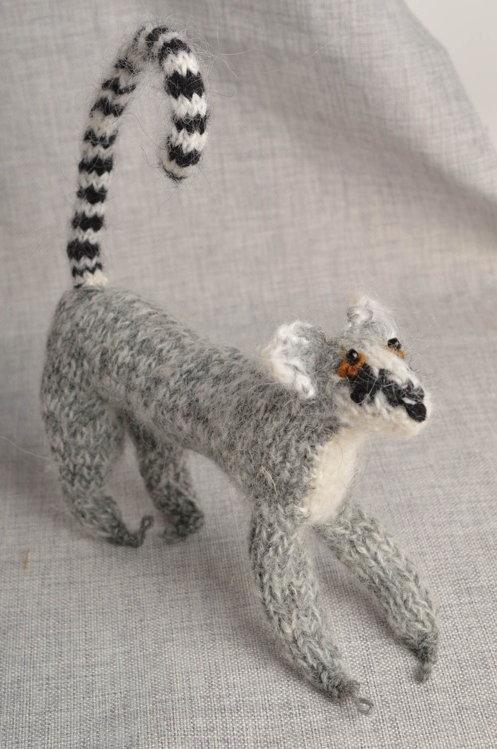 Peluche lémurien Jouet fait main gris tricoté en mohair Cadeau pour enfant photo 1