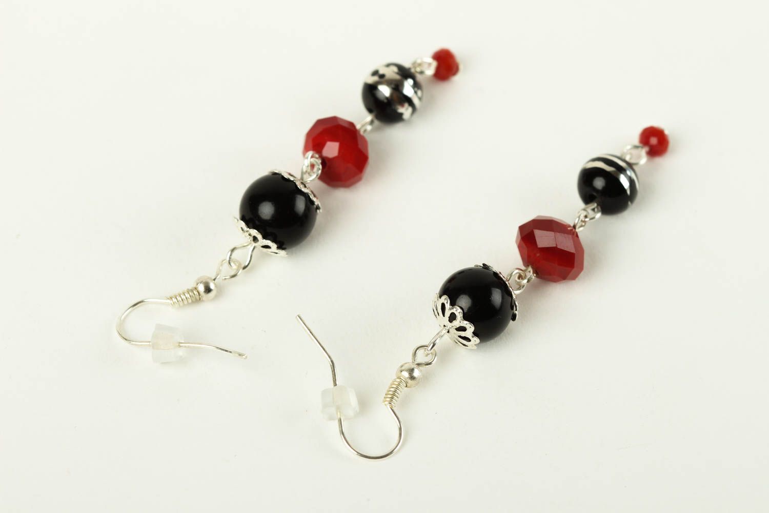 Серьги ручной работы длинные модные серьги украшение из бусин черное с красным фото 4