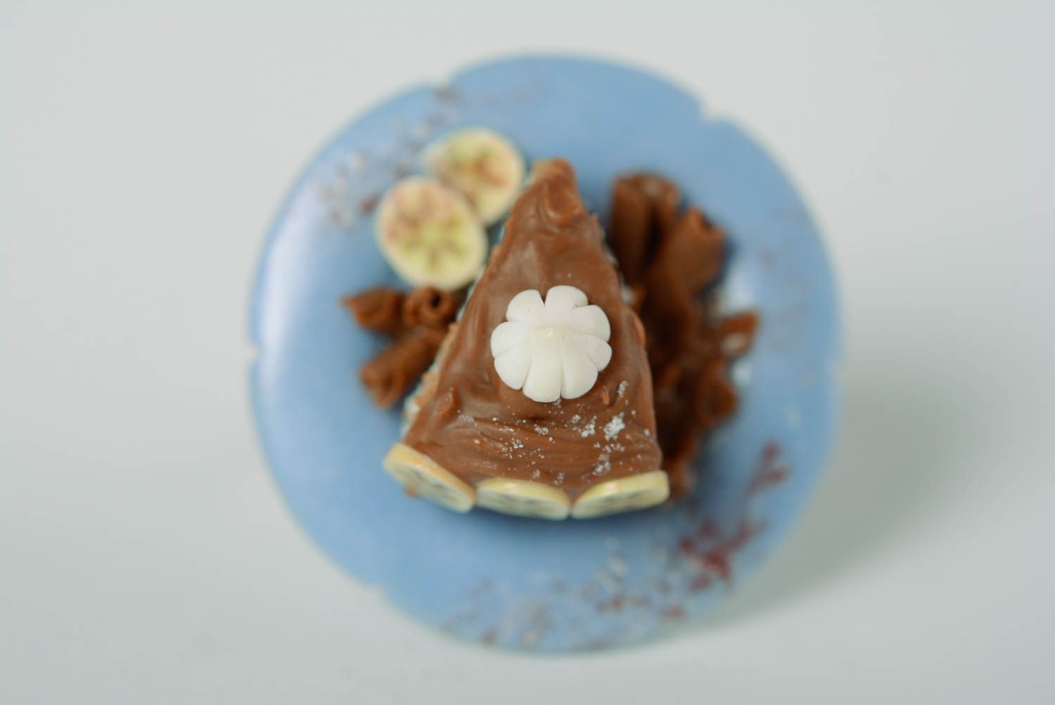 Bague fantaisie en pâte polymère originale faite main Gâteau sur assiette bleue photo 1