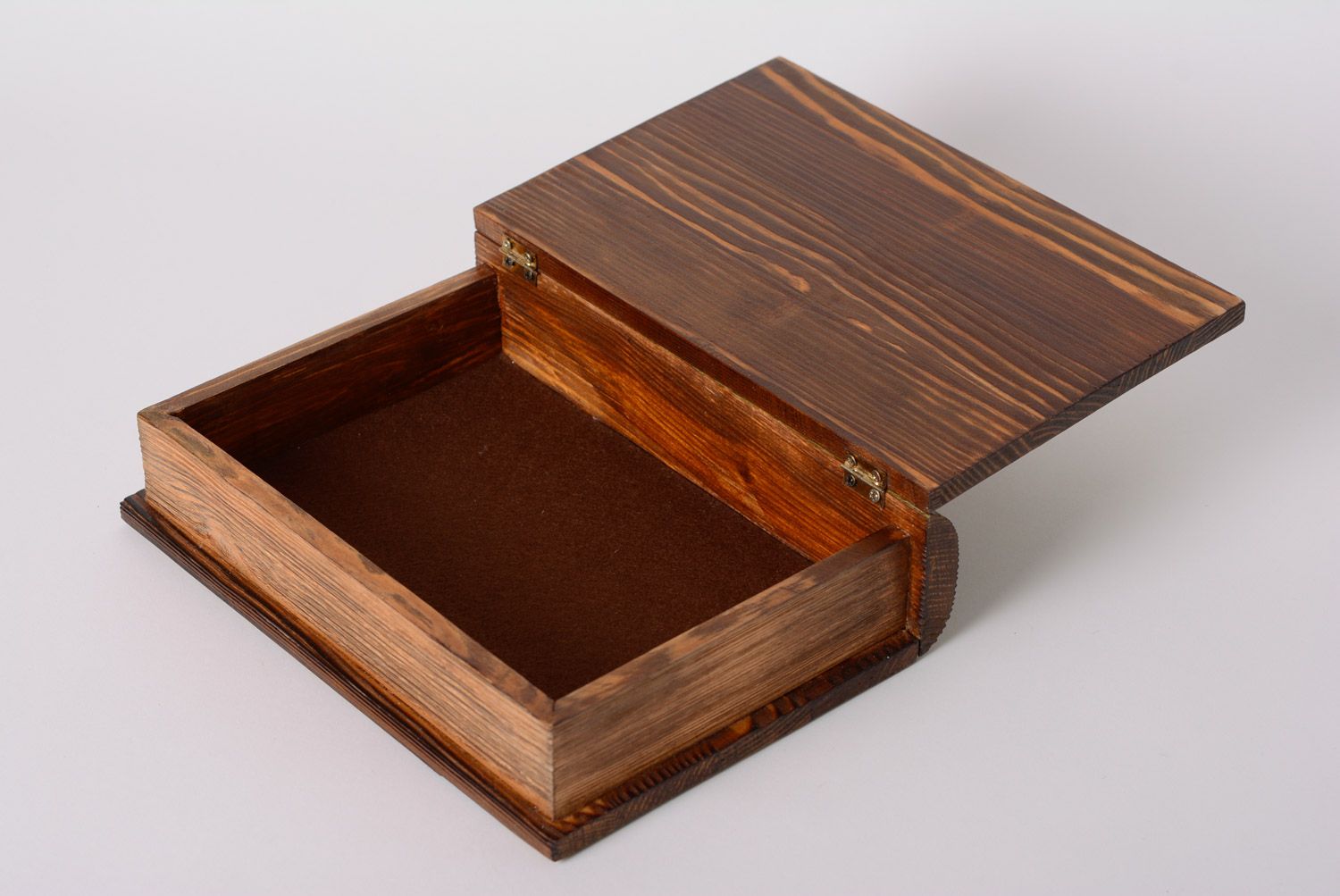 Caja de madera hecha a mano con forma de libro con estampado animal en técnica de decoupage foto 3