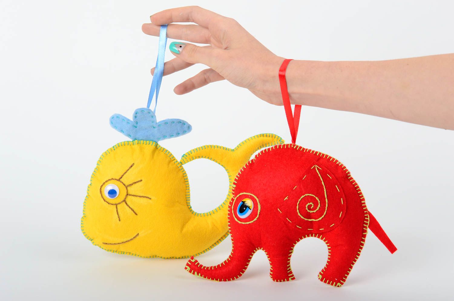 Комплект мягких игрушек из фетра в виде слоника и кита ручной работы яркие фото 3