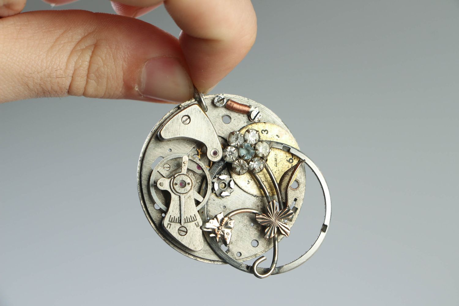 Designer pendant with clockwork mechanism photo 4