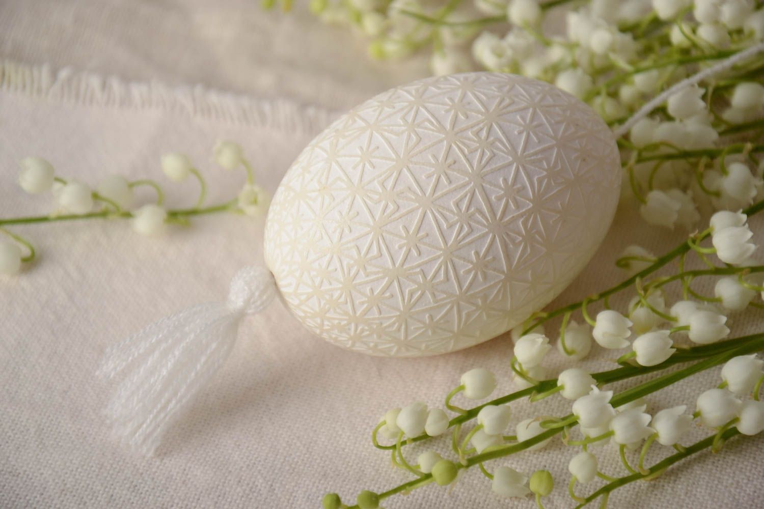 Oeuf de Pâques décoratif à accrocher blanc original avec lacet fait main photo 1