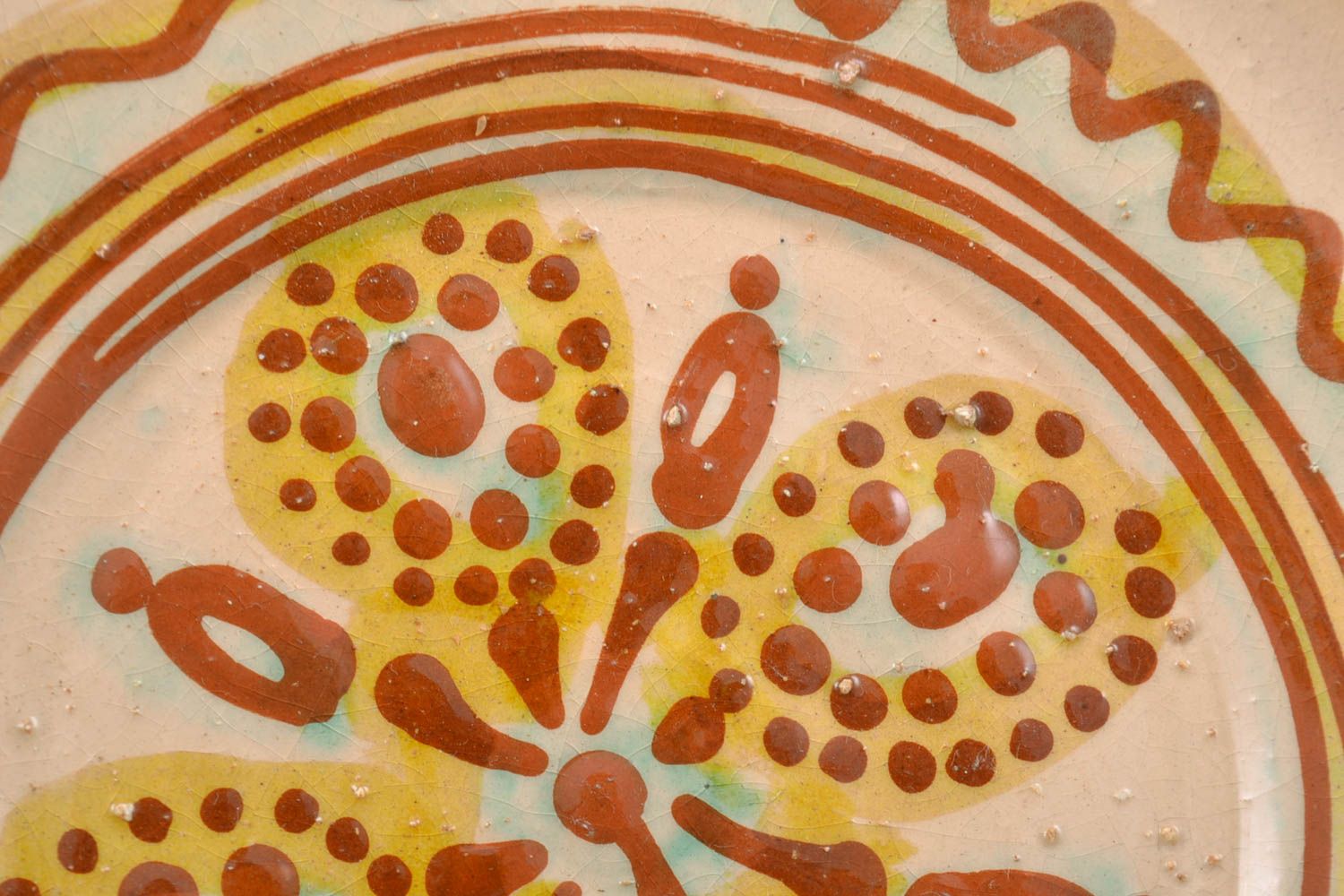 Красивая глиняная тарелка расписанная глазурью ручной работы оригинальная для декора фото 3