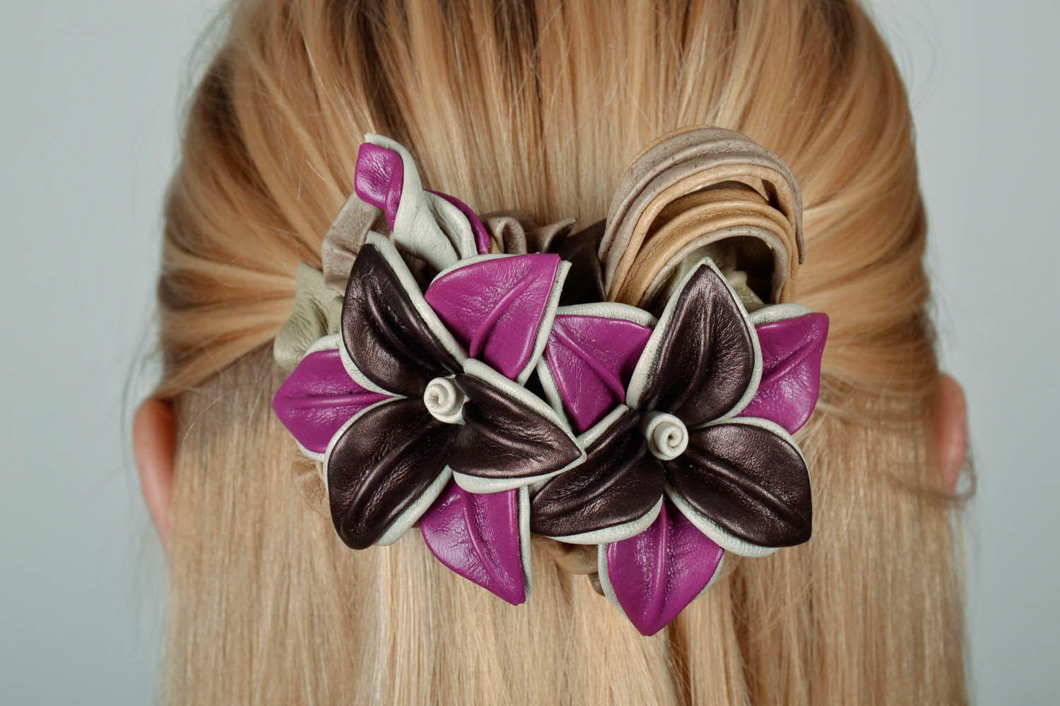 Barrette à cheveux avec fleur en cuir naturel photo 2