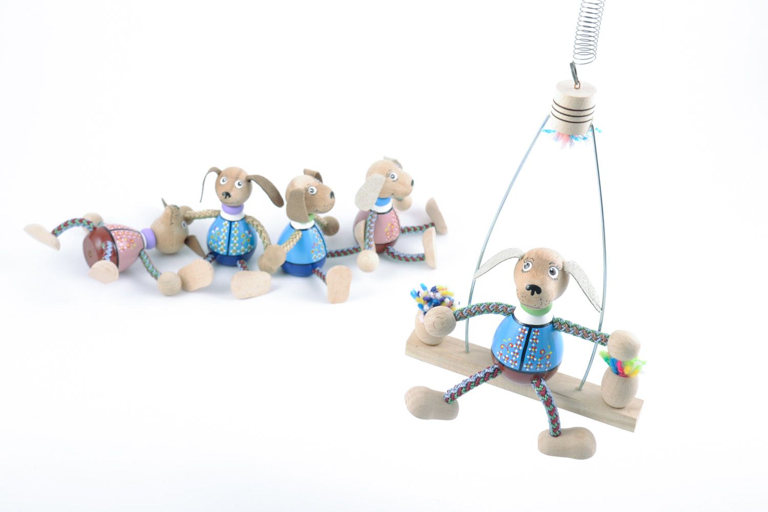 Öko Spielzeug aus Holz Hund auf Bank von Handarbeit mit Bemalung für Kinder foto 1