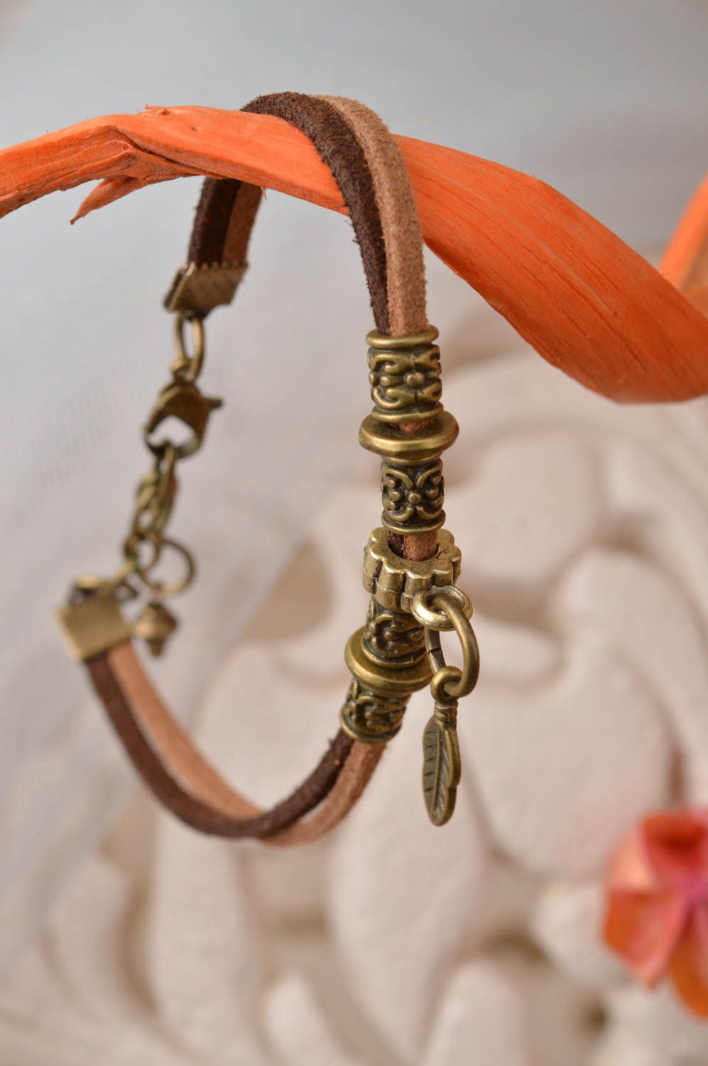 Bracelet en cordons de daim fait main fin avec breloque couleur d'or original photo 1