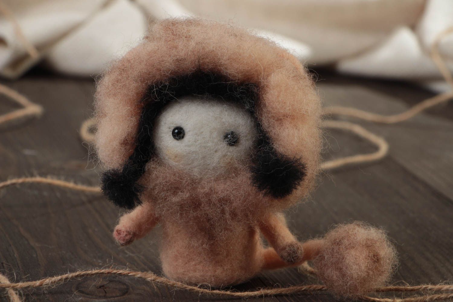 Juguete de lana hecho a mano niña linda muñeca en técnica de fieltro  foto 5