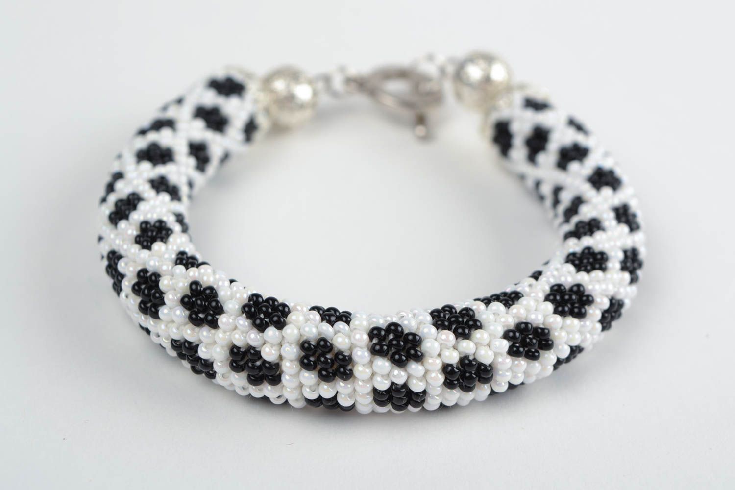Bracelet spirale en perles de rocaille fait main au crochet blanc-noir à pois photo 4
