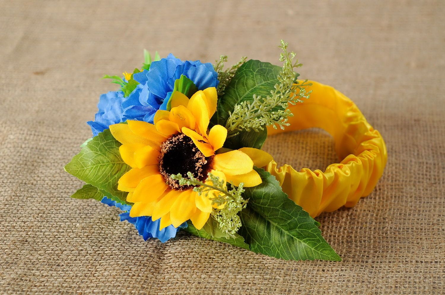 Corona ucraniana con flores artificiales foto 1