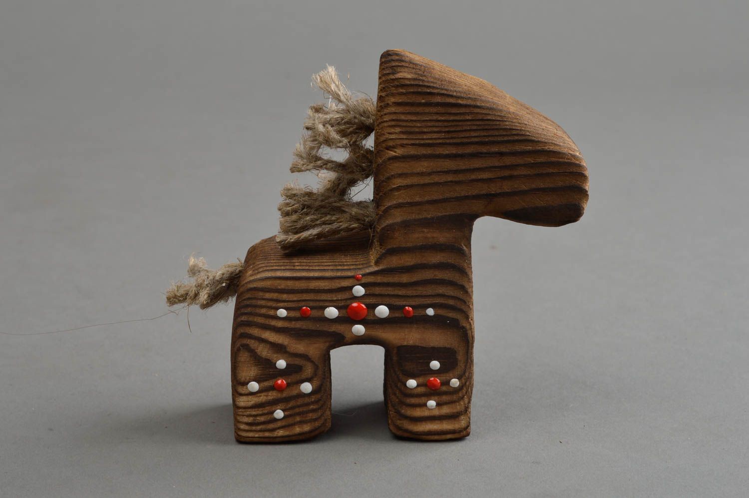 Figurine cheval en bois de pin et cordons de lin faite main marron design photo 2