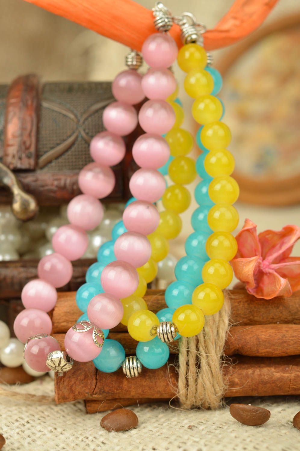 Набор браслетов с бусинами неоновыми 3 шт розовый голубой и желтый ручной работы фото 1