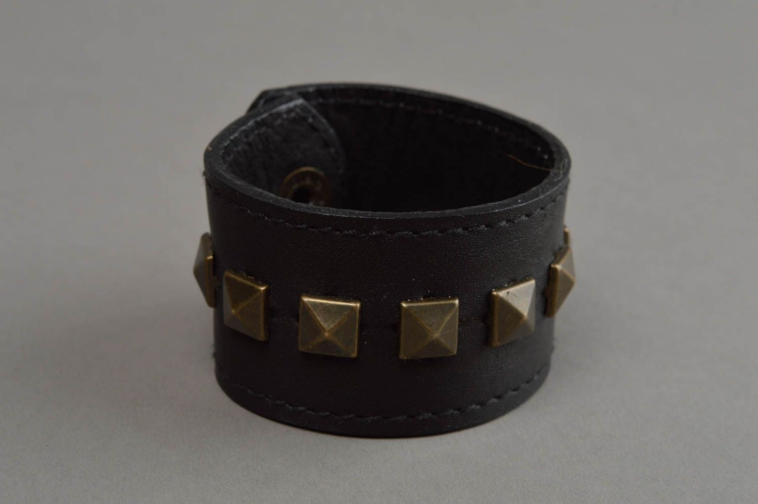 Schwarzes handmade breites Armband mit Pyramiden aus Metall und Leder unisex foto 7